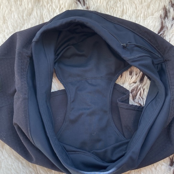 **SOLD** Black Oiselle roga shorts - Picture 6 of 8